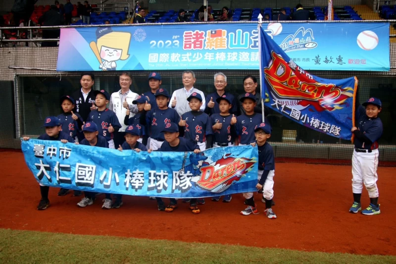 低年級組台中市大仁國小提前3局以17比1擊敗忠孝國小，抱回首座金盃。大會提供