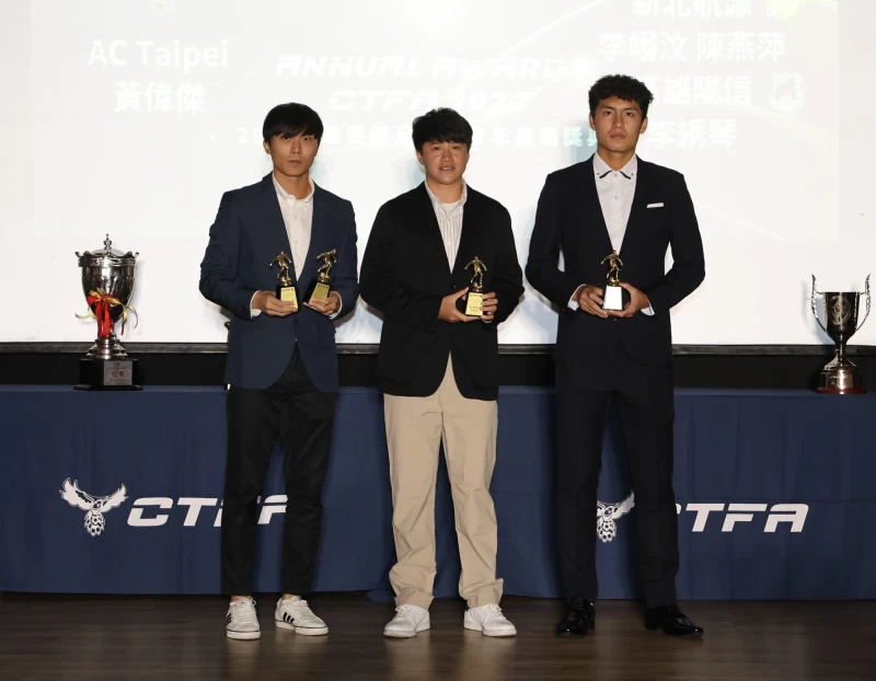 黃偉傑(右1)成7季以來首位本土金靴。李天助攝