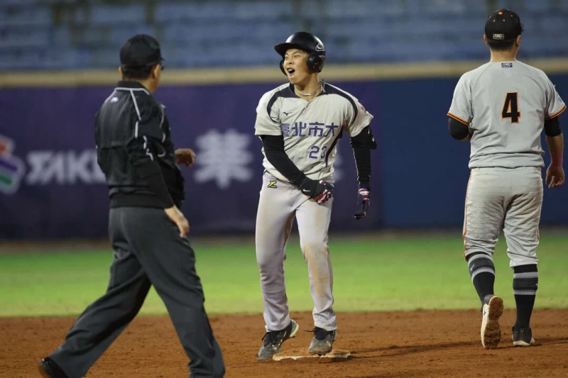 吳寬軒8局下敲出追平安打。大專體總提供