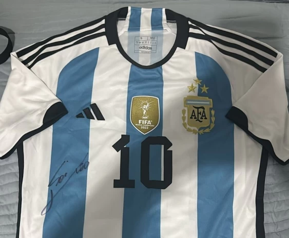 斯卡洛尼(Lionel Scaloni)簽名的梅西球衣。奧斯卡提供