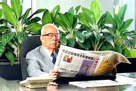 余紀忠先生體察籃壇脈動。台灣籃球名人堂提供