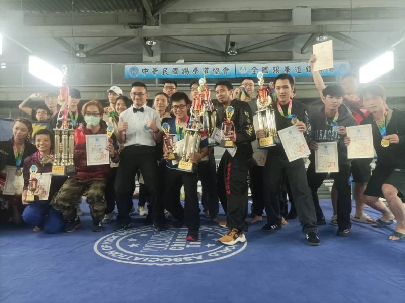 中華民國踢拳道協會頒發團體獎給各大武館。姚瑞宸攝