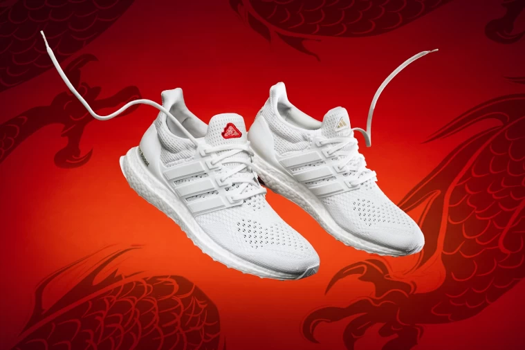 adidas獻上龍年限定跑鞋龍紋圖騰融入全白經典 Ultraboost 1.0 Dna一同迎新年。官方提供