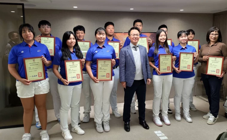 中華高協國家隊員與王政松理事長合影。中華高協提供