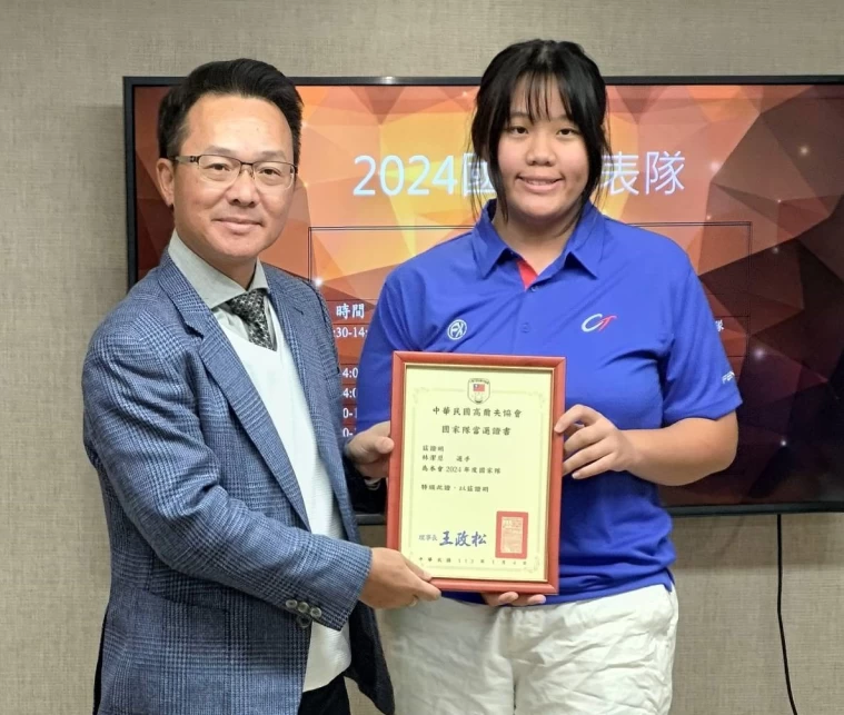 年僅13歲,史上最幼齒中華高協國家隊員林潔恩(右)。中華高協提供
