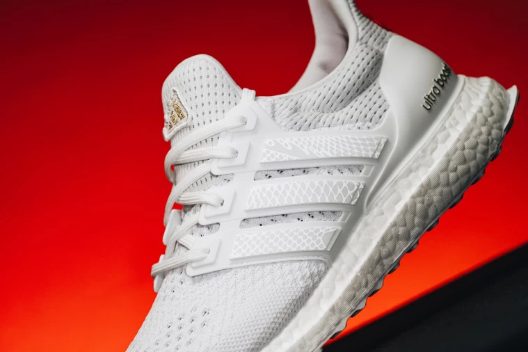 adidas龍年限定跑鞋俐落的白色鞋身於側面三條線上,暗藏反光的龍鱗紋巧思,可隨光影展現閃動細紋無處不展現龍年意象。官方提供