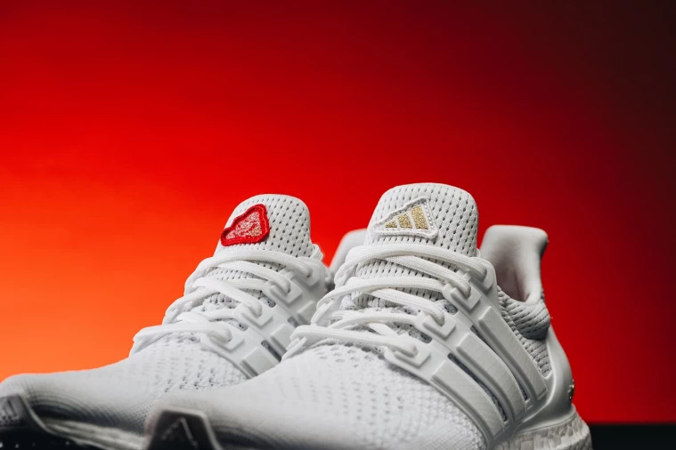 adidas 為迎接農曆新年推出限定鞋款,龍頭刺繡與金色Logo點綴於鞋舌,呈現雙腳的造型變化。官方提供