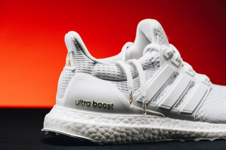 adidas龍年限定跑鞋鞋帶末端，攀附著纏繞龍身圖騰，為鞋款增添新春氣息，標誌性 Boost 中底更帶來絕佳能量回饋。官方提供