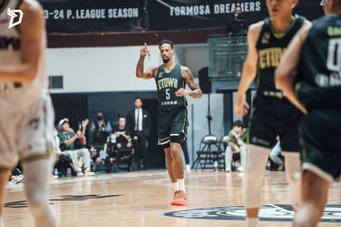 夢想家洋將麥卡洛20分16籃板雙十表現 。夢想家提供