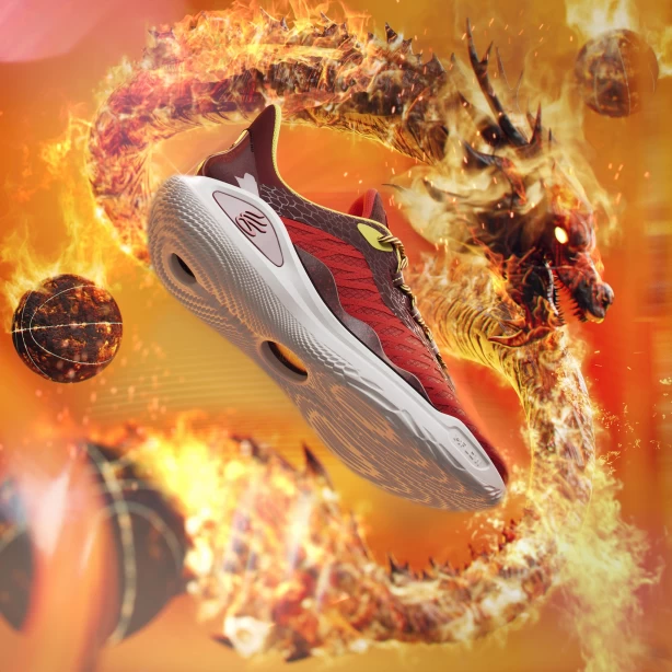 CURRY 11 X BRUCE LEE「Fire」配色,鞋面揮灑龍形印花,搭配火紅色調營造視覺震撼效果!官方提供