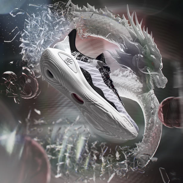 CURRY 11 X「Future Dragon」配色採用黑銀碎玻璃設計,致敬《龍爭虎鬥》電影,李小龍打碎玻璃幻象的著名場景。官方提供