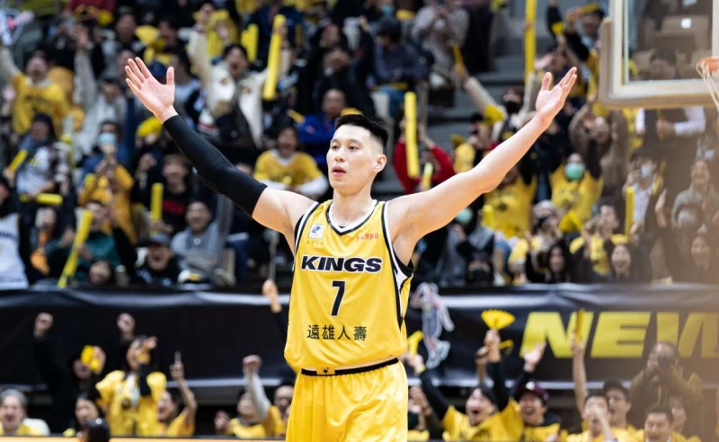 新北國王林書豪投進致勝三分球後慶祝。陳宇淮攝