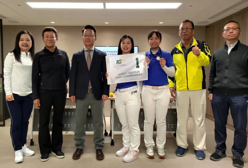 中華高協理事長王政松(左三)、副理事長鄭美琦(左二)與2023年第30屆聖托杯世界業餘女子隊際錦標賽選手及家長合影。官方提供
