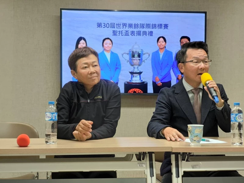中華高協理事長王政松(右)大力爭取旅美球星潘政琮成為黃金計劃選手,左為中華高協副理事長鄭美琦.。官方提供