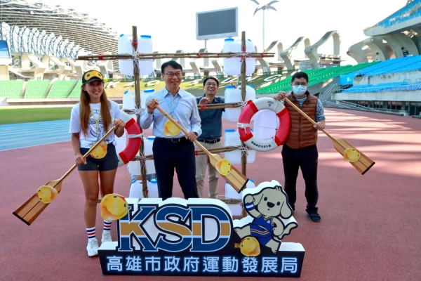 運發局在燈會期間於愛河灣水樂園推出「創意環保自力造筏」競賽，鼓勵民眾用最創意的方式自製船筏，競馳愛河水域。高雄運發局提供