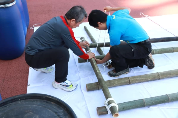 邀請中華民國體驗學習發展協會理事長楊國樑(左)及探索教練胡明(右)現場示範造筏。高運發局提供