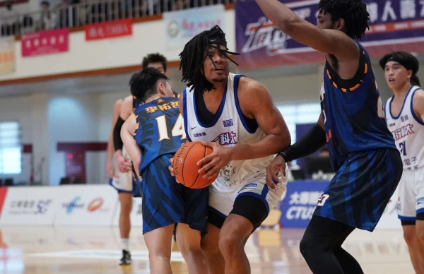 健行科大史密斯19分19籃板。大會提供