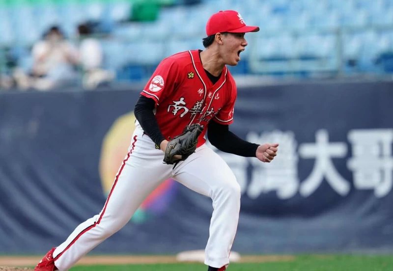 陳重光強力後援奪勝投。大專體總提供