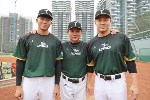 台鋼雄鷹副隊長陳正毅、總教練洪一中、隊長王柏融。台鋼雄鷹提供