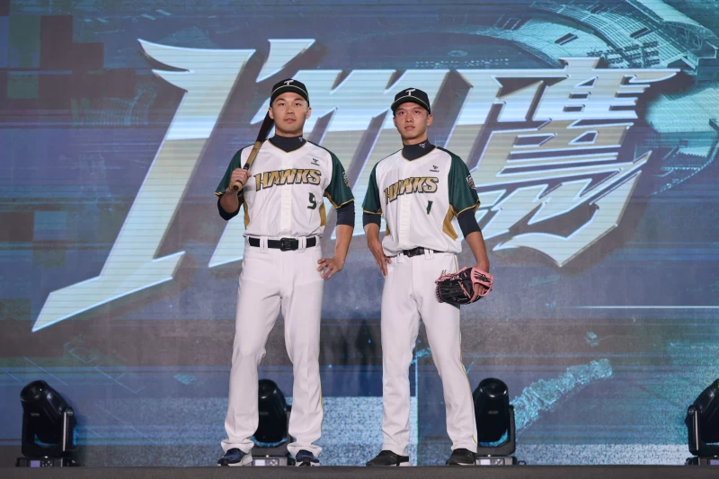 王柏融、曾子祐。台鋼提供