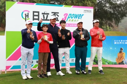 傳奇挑戰賽全壘打王林智勝和球友在第16洞切磋球技。鍾豐榮攝影