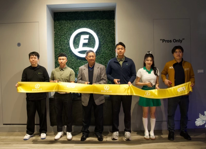 高飛高爾夫副總經理廖哲慶左起丶高飛教練團教學總監趙勛廷丶Golfit高爾夫董事長廖國智丶創辦人楊曜駿丶品牌推廣大使愛語莎丶Trackman 亞洲區總監青島卓也。官方提供