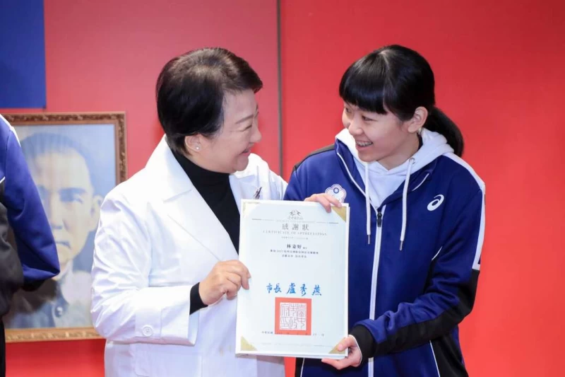 台中市長頒贈感謝狀予亞帕運桌球好手林姿妤。台中市運動局提共