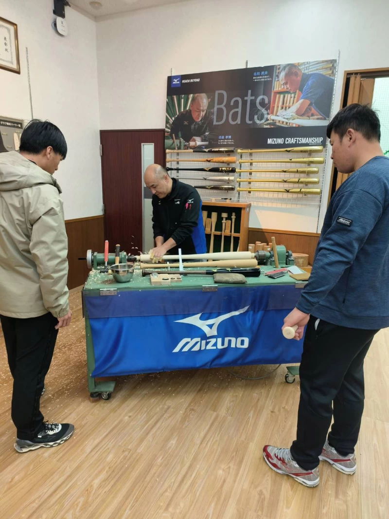 林泓育與林立親自參與球棒製造。美津濃提供