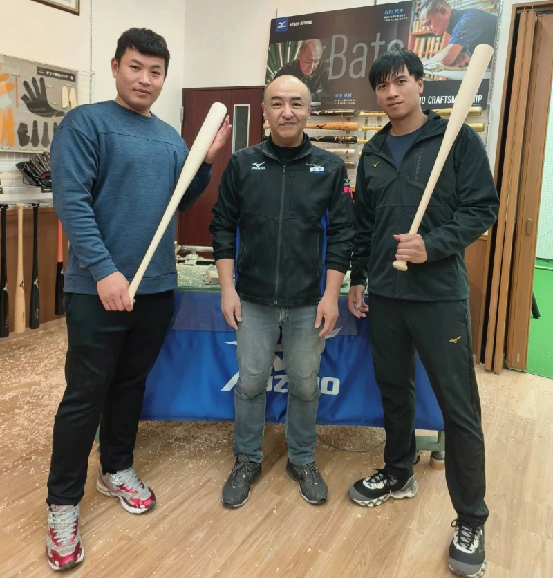 林泓育、林立與美津濃的球棒名匠渡邊孝博(中)合照。美津濃提供