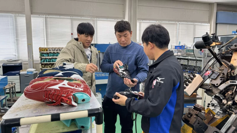 林泓育、林立參與自己的釘鞋製作。美津濃提供