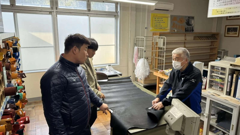 林泓育與林立在此參觀手套的製作過程。美津濃提供