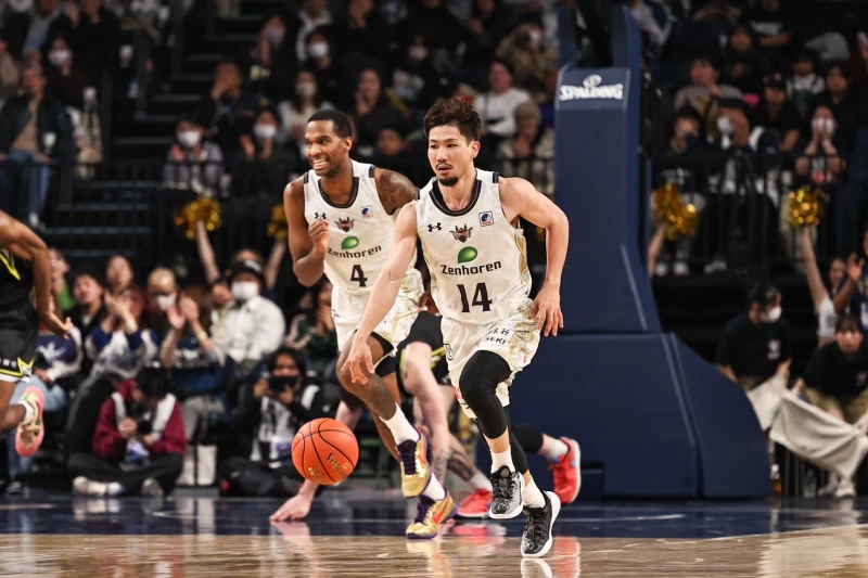 黃金國王後衛岸本隆一，B.LEAGUE2022-23總冠軍賽獲得最有價值球員。王筑攝