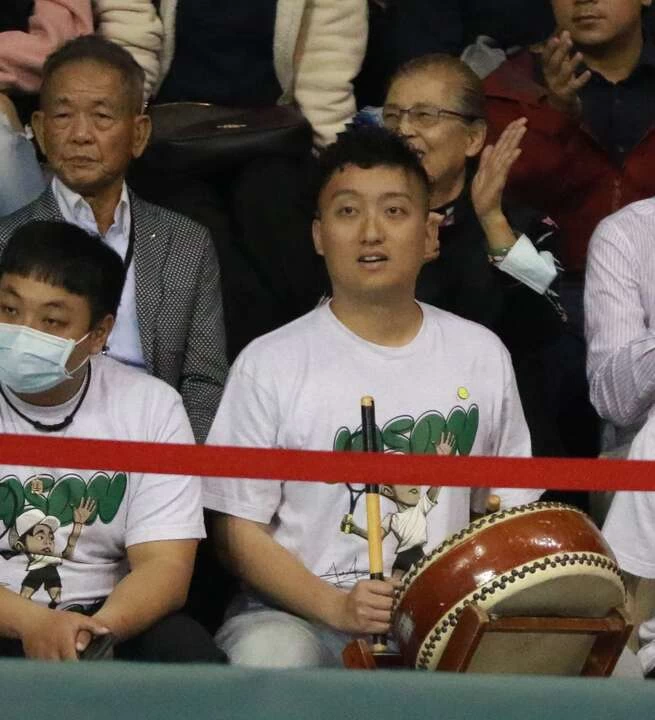 有球迷還帶鼓進場助威。李琢攝