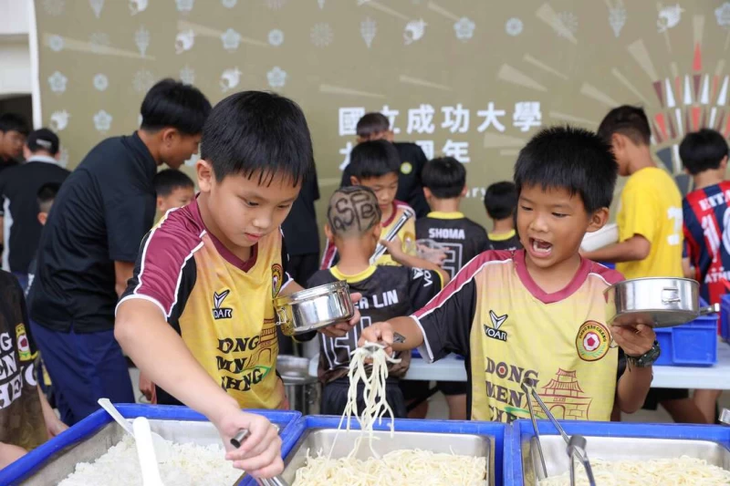 開幕餐會讓小選手盡情享用餐點。大會提供