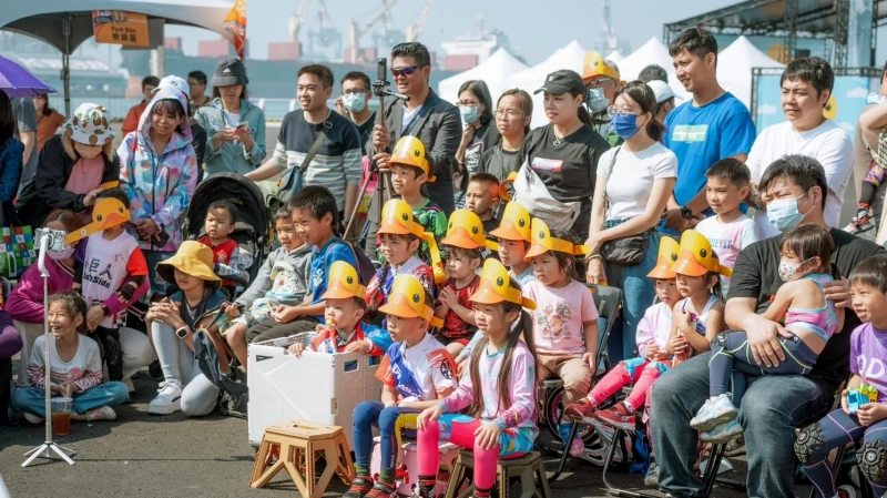 除滑步車賽事可參與外,另有親子體適能闖關賽,考驗親子默契與運動能力,周邊規劃有趣的話劇表演、市集以及音樂演出等,讓寬闊的港區成為小朋友的遊樂園。 高雄市政府運動發展局提供