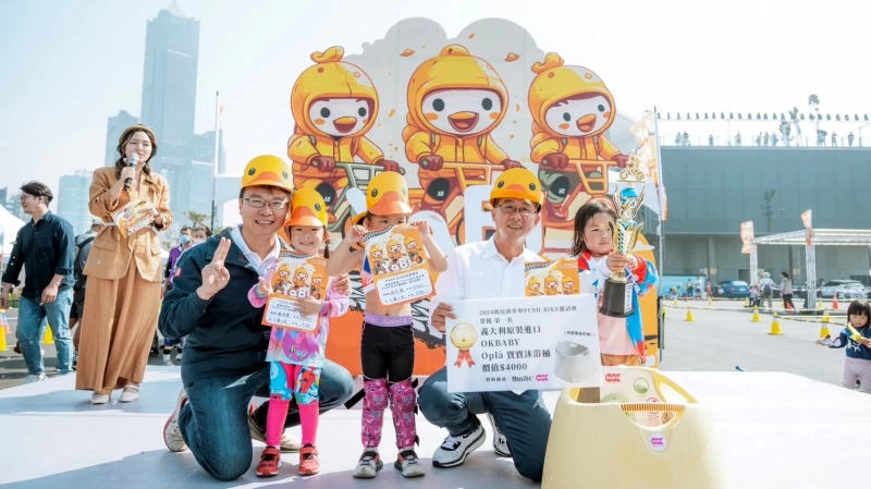 運發局長侯尊堯與立法委員許智傑共同頒獎給優勝的小選手們。 高雄市政府運動發展局提供