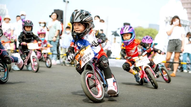 「YaBi!2024幼兒滑步車push bike邀請賽」共吸引300位小選手於高雄港區18號碼頭同場競技飆速,熱鬧無比。 高雄市政府運動發展局提供