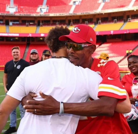 過去曾在大聯盟打過11年球的投手馬霍姆斯(Patrick Mahomes Sr.),今天傳出酒駕消息。摘自馬霍姆斯IG