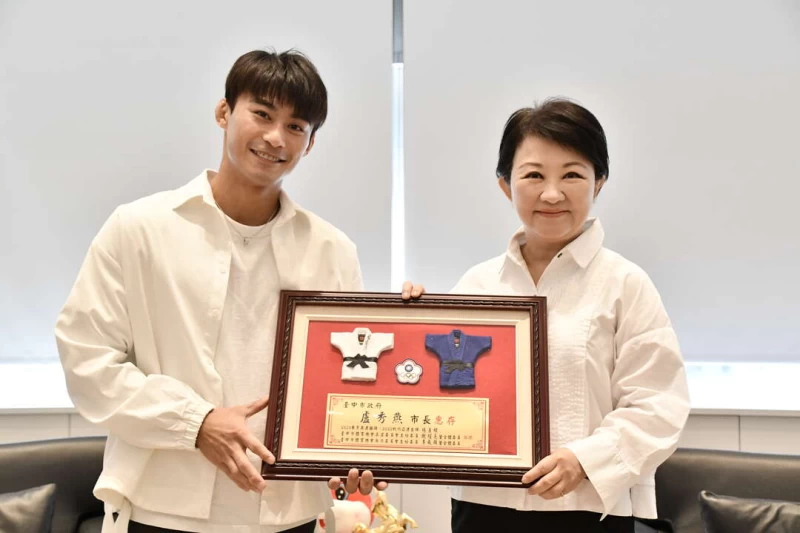 臺中之光楊勇緯與盧市長相見歡。台中市運動局提供