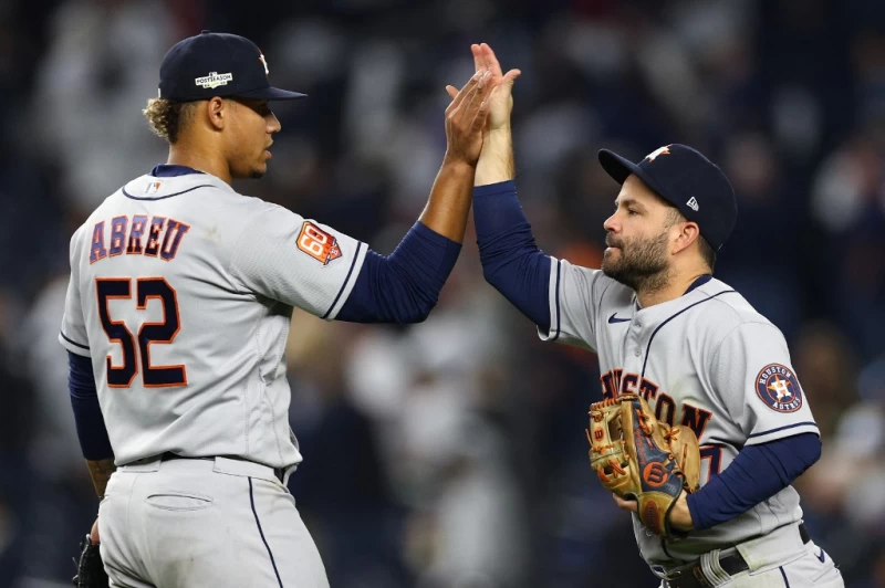 奧圖維(Jose Altuve,右)今天宣布與太空人簽下一張5年延長合約。法新社