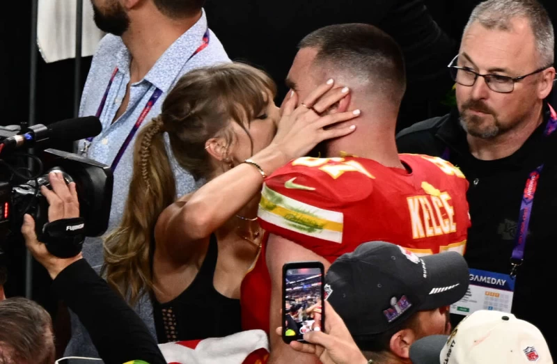 獲勝後泰勒絲(Taylor Swift)與男友凱爾斯(Travis Kelce)開心擁吻。法新社