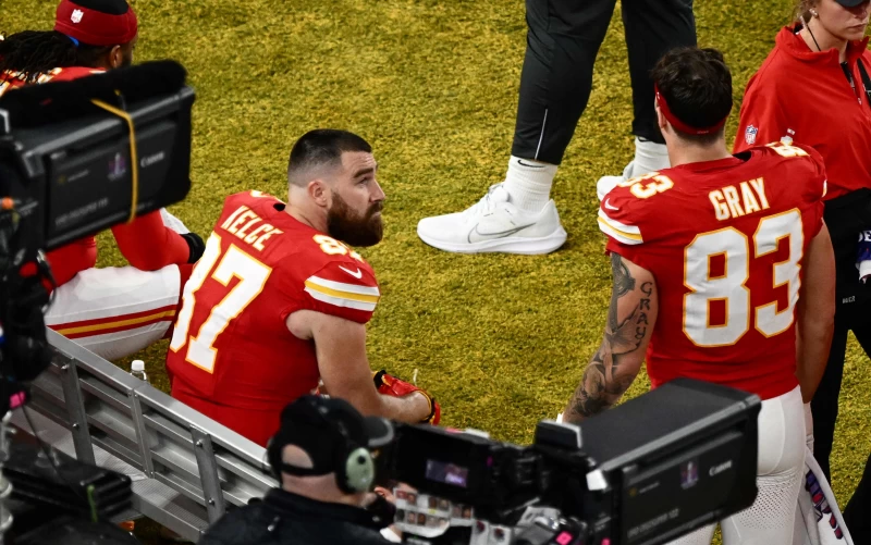 酋長邊鋒明星球員凱爾斯(Travis Kelce)一度枯坐板凳。法新社
