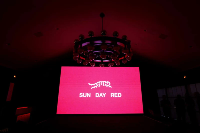 「周日紅Sun Day Red」品牌標誌是老虎徽章。法新社