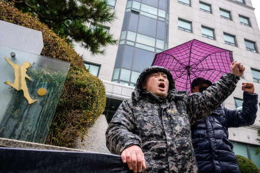 南韓球迷在足協外抗議。法新社