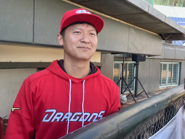 陳禹勳披味全龍球衣亮相。吳敏欣攝
