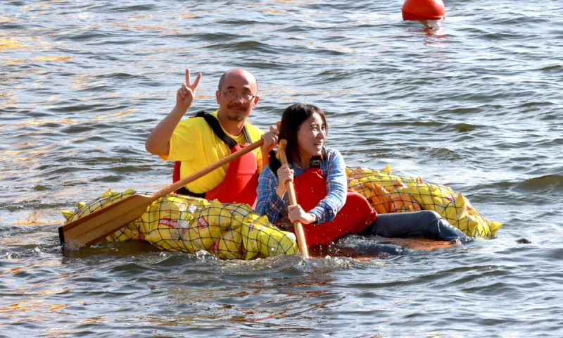 洋芋片船筏兩人合力誓言撐完全程。 高雄市運發局提供
