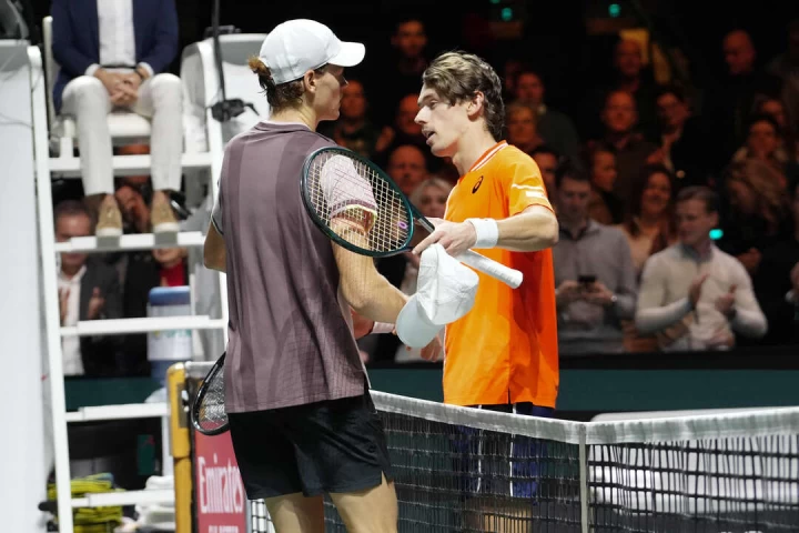 德米納爾(Alex De Minaur,右)輸球還要一直被問到辛納覺得不爽。法新社