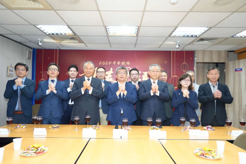 六隊代表齊聚賀新年。官方提供