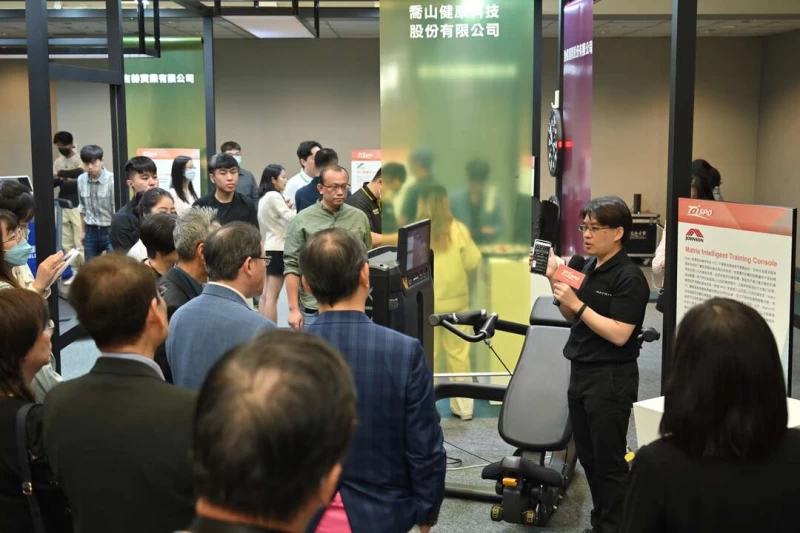 Taispo展前記者會貴賓聆聽喬山健康科技介紹最新Matrix智慧型訓練控制台。貿協提供