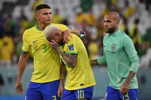 前巴塞隆納和巴西世界盃球員阿爾維斯(Dani Alves,右)遭判刑四年半。法新社